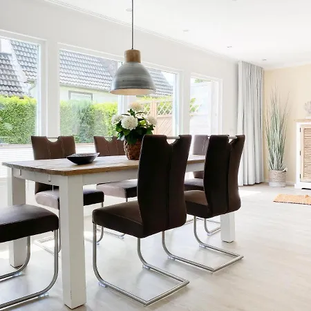 Nordlicht - strandnah mit Garten und Sauna, 4 SZ und 3 Bäder- Ferienhaus Scharbeutz